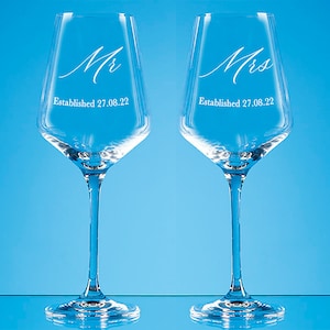 Mr and Mrs Wedding Glasses, Personalised Set of 2 Crystal Wine Glasses or Champagne Glasses Wedding Gift, Engagement Gift For Mr and Mrs