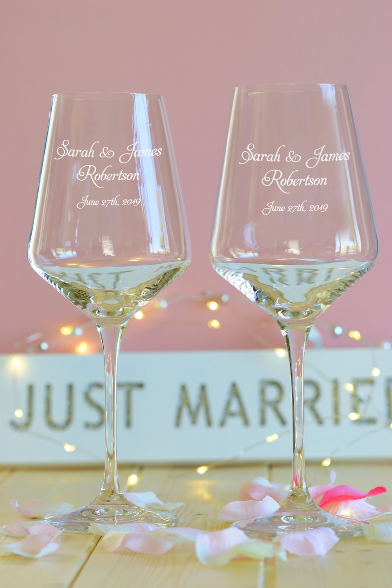 Personalised Bride and Groom Wine Glasses Set Mr and Mrs Wedding Gift Wedding Party Gift Idea Set of 2 Custom Wedding Glasses for Couple