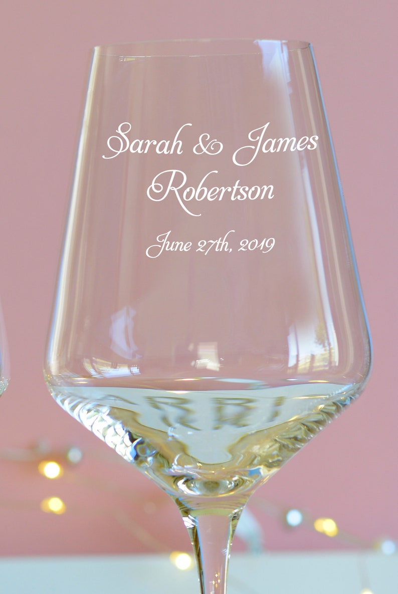 Personalised Bride and Groom Wine Glasses Set Mr and Mrs Wedding Gift Wedding Party Gift Idea Set of 2 Custom Wedding Glasses for Couple