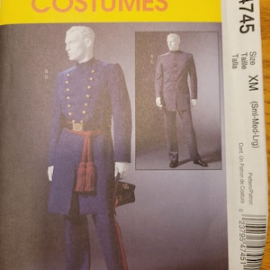 Puede incluir: Patrón de disfraces McCall's M4745 con un uniforme de estilo militar azul marino con botones dorados, una faja roja y pantalones a juego. Tallas: Pequeña a Grande.