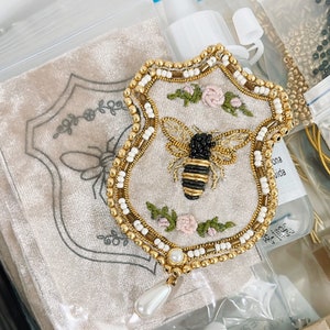 Embroidery Online class kit, bee brooch, online class, Martín Bordador, Hand Beading embroidery kit, diy embroidery kit, sequins