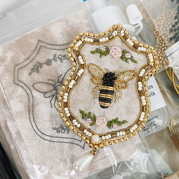 Bee Embroidery badge, Online class kit, bee brooch, online class, Martín Bordador, Hand Beading embroidery kit, diy embroidery kit, sequins