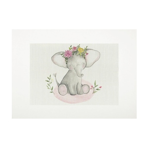 Puede incluir: Un elefante gris con una corona de flores rosas se sienta en un círculo rosa con flores verdes y rosas alrededor.