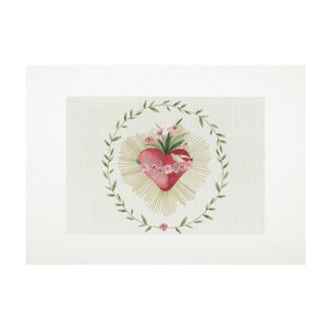 Puede incluir: Un corazón rojo con una corona de rosas rosas y una paloma blanca, rodeado de una corona de laurel verde, sobre un fondo blanco.