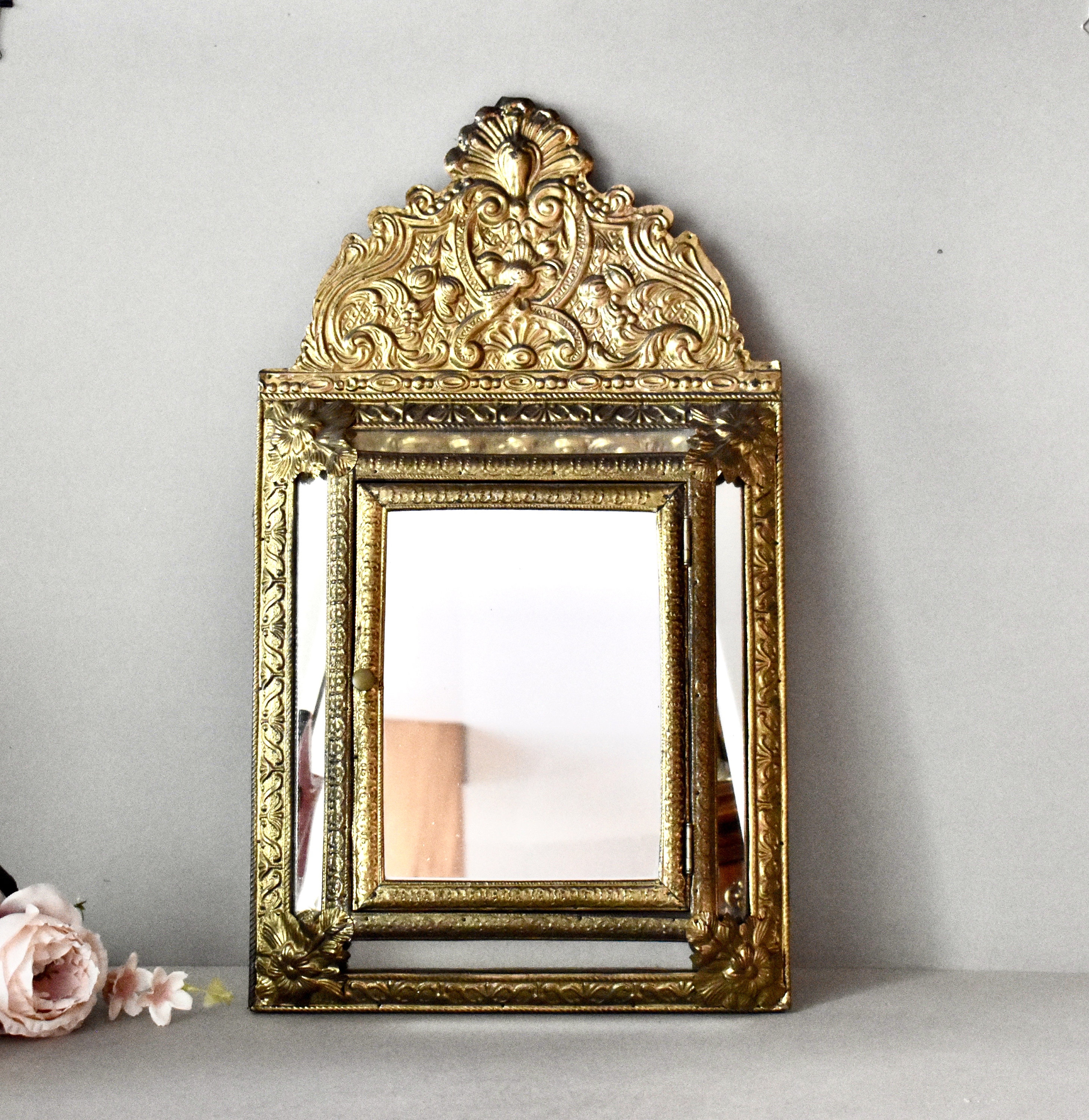 20世紀初頭のアンティーク真鍮製壁掛けミラー。フレーム調整可能