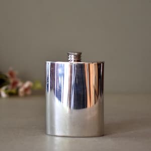 ★Eva　新品未使用スキットル　PEWTER HIP FLASK 4oz Curved Edge Plain Pewter Hip Flask With Hinged Captive