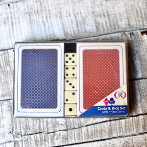Set di dadi e carte vintage nella custodia per carte da gioco e gioco di dadi