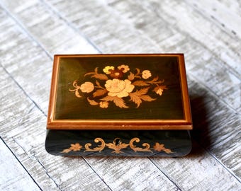ヴィンテージ風オルゴール付きジュエリーボックス、木製象嵌細工の花柄