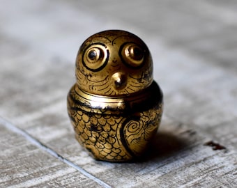 ビルマ産の黒漆に金彩を施したフクロウの小物入れ。1960年代頃