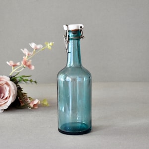 Botella vintage de vidrio azul, decoración del hogar, decoración vintage, tapón de porcelana.