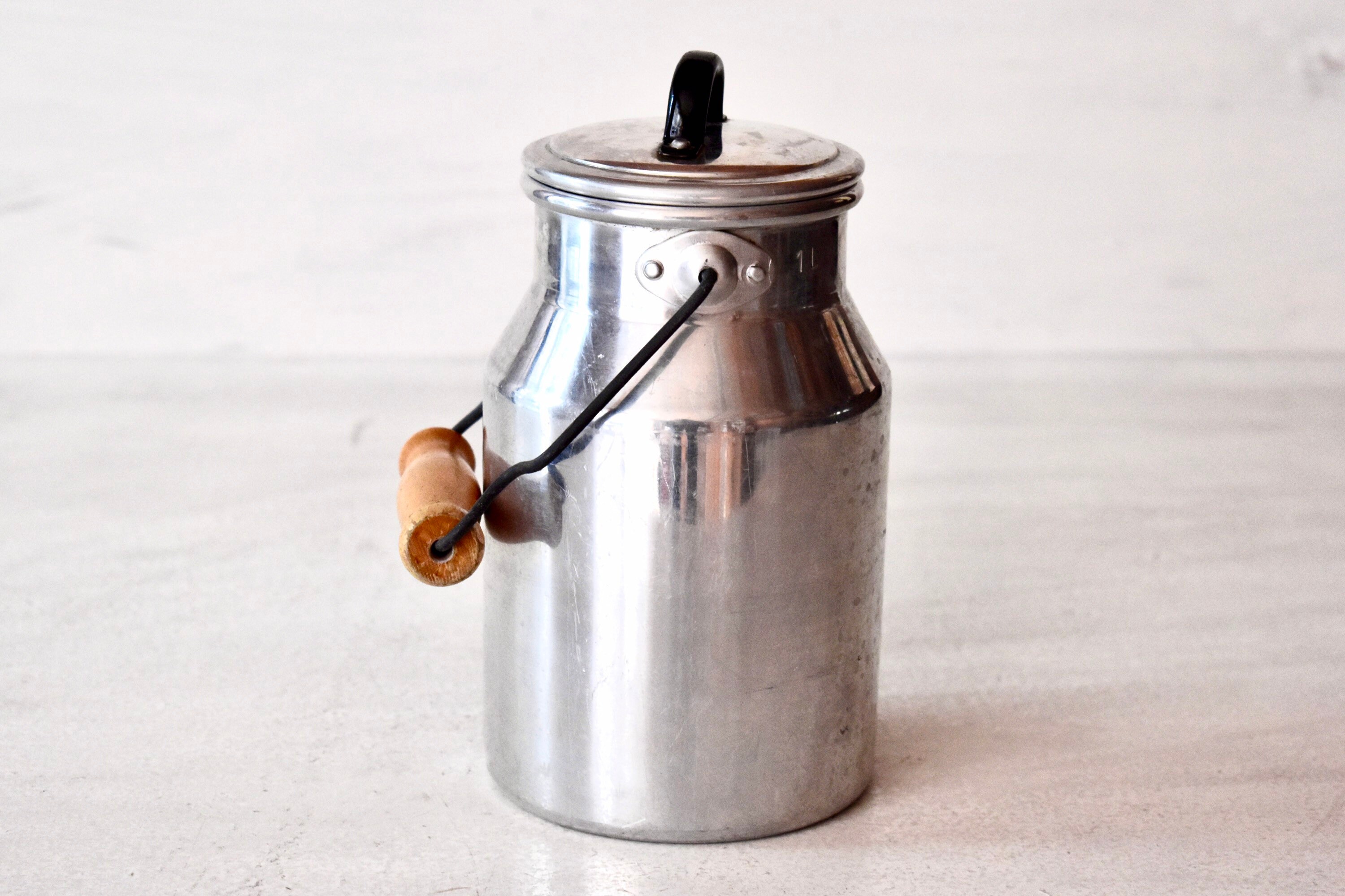 Vintage West Europe Milk Juk Home Dekor Kitchen Decor Aluminum Milk Pot Collection Gift Wooden Handle Jug