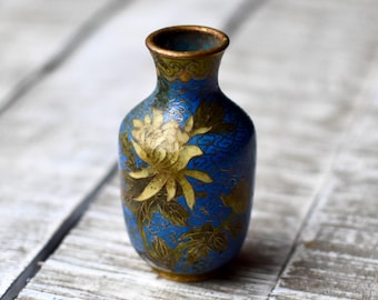 エナメルの花が描かれた小さなビンテージ ミニチュア七宝花瓶のペア