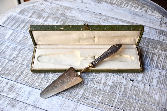 状態の良い銀のアンティークな装飾的花柄ケーキサーバー バラの模様