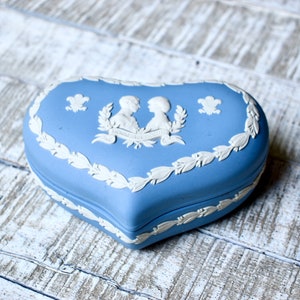 boîte à bijoux coeur en porcelaine vintage Wedgwood mariage royal juillet 1981 monarchie britannique