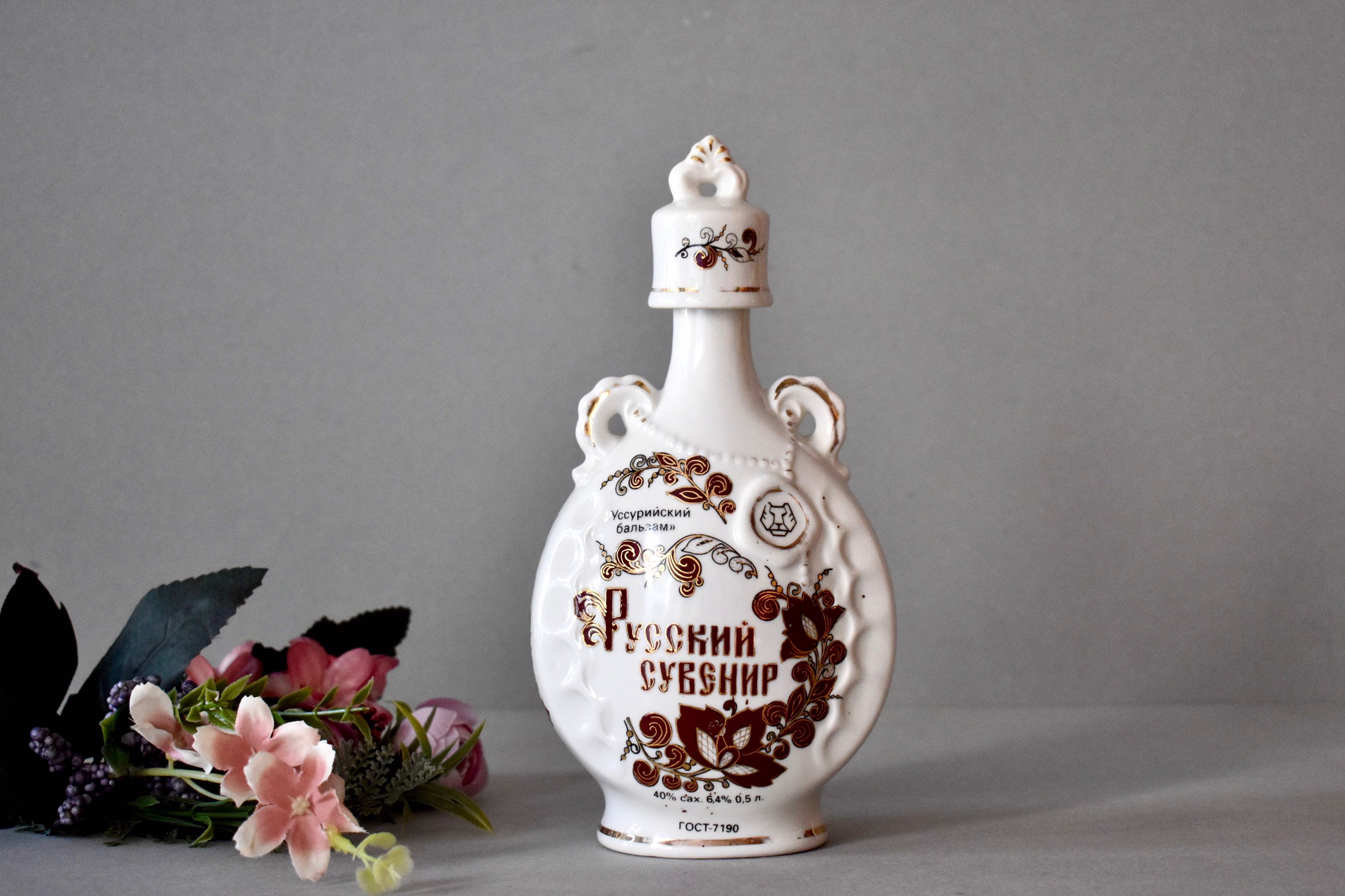 Ancienne Figurine En Porcelaine Peinte Représentant Un Charmant Colibri Et Un Cactus Des Annees 80