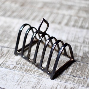 Tostador vintage plateado, utensilios para servir, decoración para el hogar.