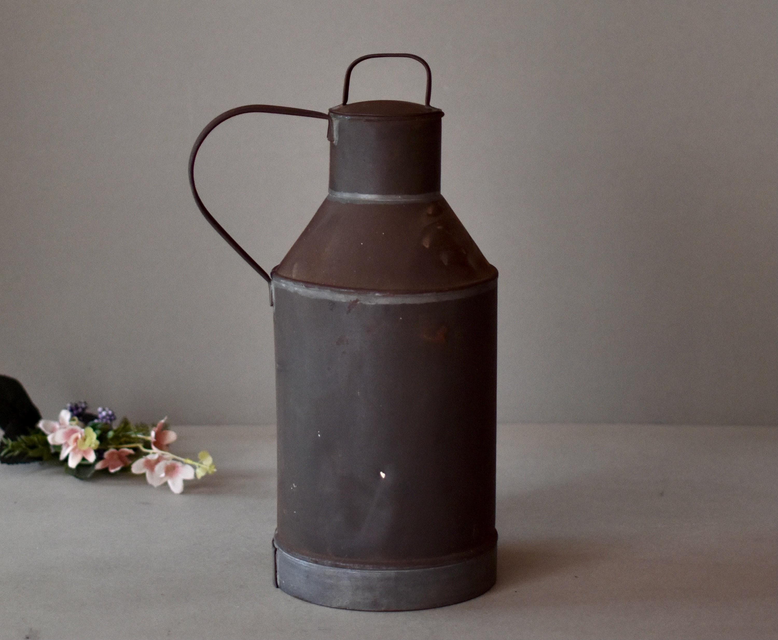 アンティークのブリキ製水差し 民族誌的な銅製のピッチャー 銅製の