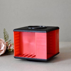 Soporte giratorio para casetes de audio vintage, color rojo