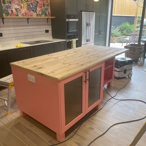 Kitchen worktops and kitchen islands.