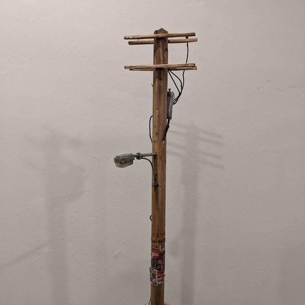 Farola iluminada para escritorio, mesa o diorama.