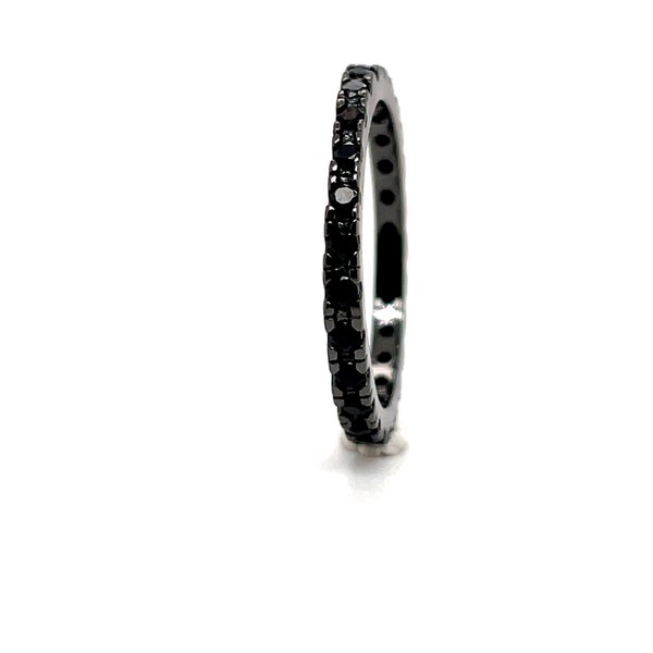 Anillo apilable de rodio negro con alianza de eternidad y diamantes negros simulados.