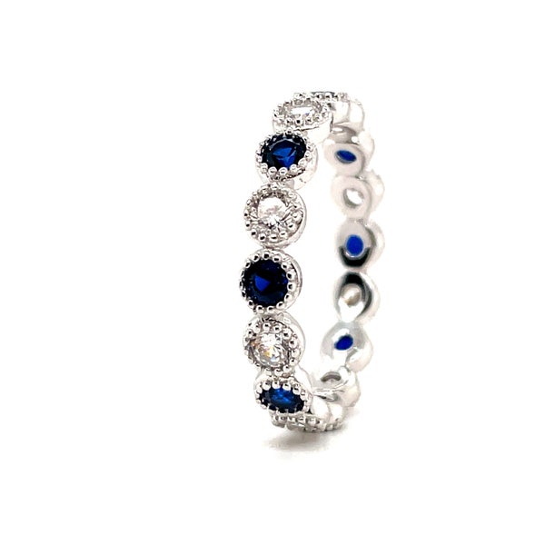 Aliança de casamento em prata de lei com diamantes e safira azul, estilo eternidade. Aliança minimalista de aniversário com diamantes simulados e safira azul.