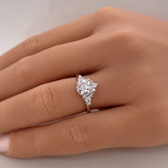 Bague De Fiançailles Art Déco Plaqué Or Blanc 14k – Moissanite 2CT – Taille Sur Mesure