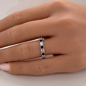 Schwarzer Diamant Eternity Band, stapelbar Ring schwarze Lünette Eternity Band zierliche schwarz und weiße Diamant Band