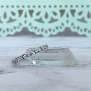 Alliance diamant éternité en argent sterling Alliance éternité Bague empilable Bague anniversaire Bague délicatesse minimaliste