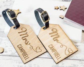 2pcs Personalised Wooden Luggage Tag Mr and Mrs Heart Wedding Favours Wedding styling Honeymoon Gift Engraved