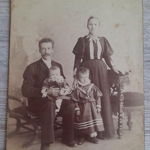 Retrato familiar, Fotografía francesa de Moscú, Estudio de fotografía, Retrato de tarjeta de gabinete, Retrato de estudio histórico, Retrato del siglo XIX