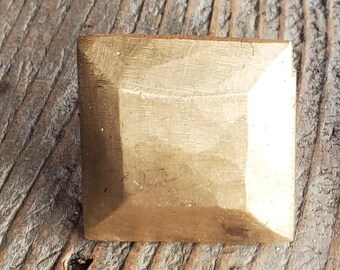 5/8” Square Plateau Hammered Brass Head Nail Bulk Box (200)