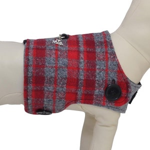 Puede incluir: Chaleco para perro de cuadros rojos y grises con botones negros. Es una cosa de perro Pawzly.com