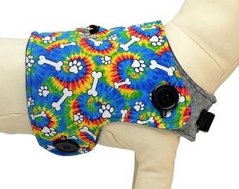 Funda para arnés de perro con estampado tie-dye para Pawzly — Paz, amor y guau • Remolino arcoíris con huellas y huesos • Reversible y hecha a mano