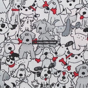 Puede incluir: Una tela blanca con un patr&oacute;n repetido de perros de dibujos animados en blanco y negro. Los perros est&aacute;n en varias poses y tienen diferentes expresiones. Algunos perros llevan collares rojos.