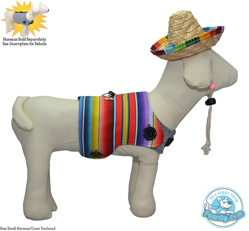 Puede incluir: Un maniqu&iacute; de perro blanco que lleva un sarape de rayas coloridas y un sombrero marr&oacute;n. El perro lleva un arn&eacute;s gris debajo del sarape. El texto "It's a doggy thing Pawzly.com" est&aacute; en un c&iacute;rculo azul con un icono de perro blanco.