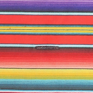 Puede incluir: Una tela de rayas coloridas con bandas alternas de rojo, amarillo, azul y morado. La tela tiene una textura tejida y est&aacute; hecha de un material suave y natural.