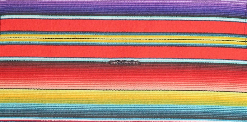 Puede incluir: Una tela de rayas coloridas con bandas alternas de rojo, amarillo, azul y morado. La tela tiene una textura tejida y est&aacute; hecha de un material suave y natural.