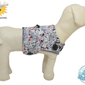 Puede incluir: Un chaleco gris para perro con un estampado blanco y rojo de perros. El chaleco tiene un cierre de bot&oacute;n y se muestra en un maniqu&iacute; blanco. "Arn&eacute;s vendido por separado" est&aacute; escrito en negro sobre fondo blanco.