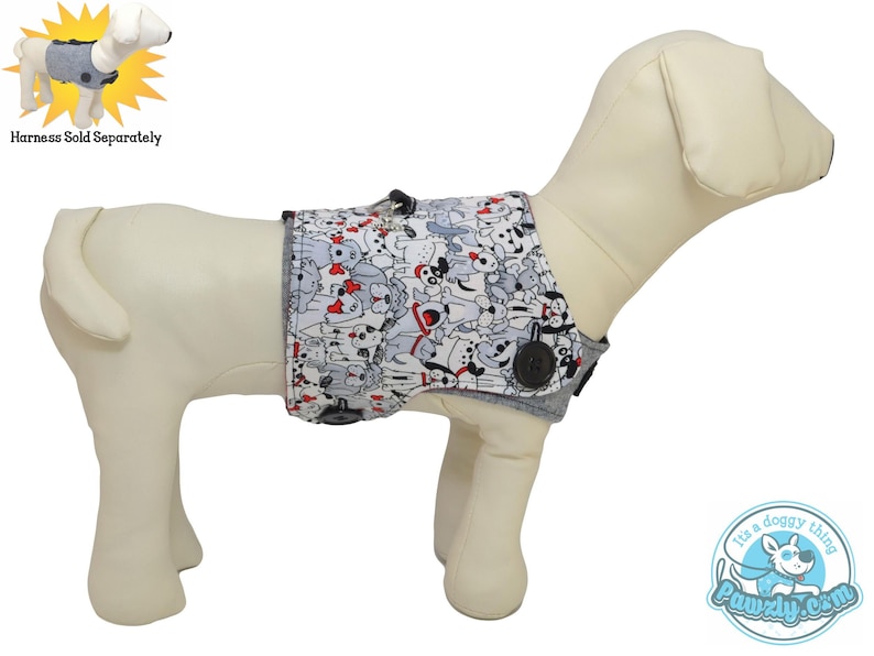 Puede incluir: Un chaleco gris para perro con un estampado blanco y rojo de perros. El chaleco tiene un cierre de bot&oacute;n y se muestra en un maniqu&iacute; blanco. "Arn&eacute;s vendido por separado" est&aacute; escrito en negro sobre fondo blanco.
