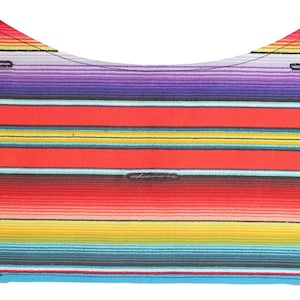 Puede incluir: Una tela de rayas rojas, amarillas, azules y moradas con un borde festoneado. La tela est&aacute; doblada por la mitad y tiene una forma curva.