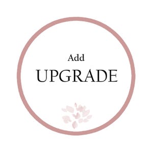 Peut inclure: Un fond blanc avec un cercle rose poudré. Les mots "Add UPGRADE" sont centrés en texte noir. Un petit motif floral se trouve au bas du cercle.