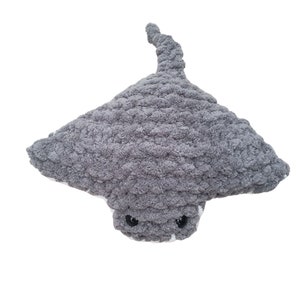 Peut inclure: Une raie en peluche de couleur grise crocheté avec des accents blancs autour des yeux.