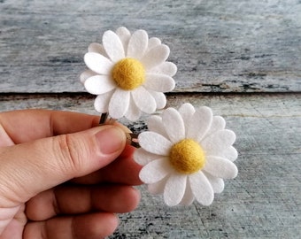 Set of 2 Daisy hair clips snap, Wool Felt White Flower hairclips for girls and women, country wedding flower girl small gift idea