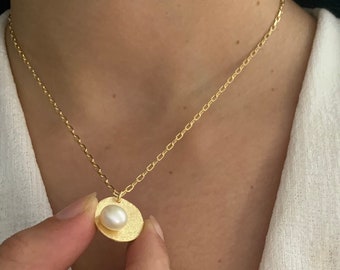 Texture Disc Pendant with a White Pearl Necklace, Modern Necklace, June Birthstone, Mother's day jewelry, Bridal Necklace, pearl jewelry