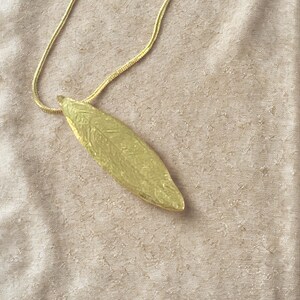 Lange goldene Olivenblatt Halskette, Natur Blätter, einzigartige Halskette, Blatt Schmuck, tägliche Halskette, Geburtstagsgeschenk für sie, Olivenblatt Anhänger Bild 3