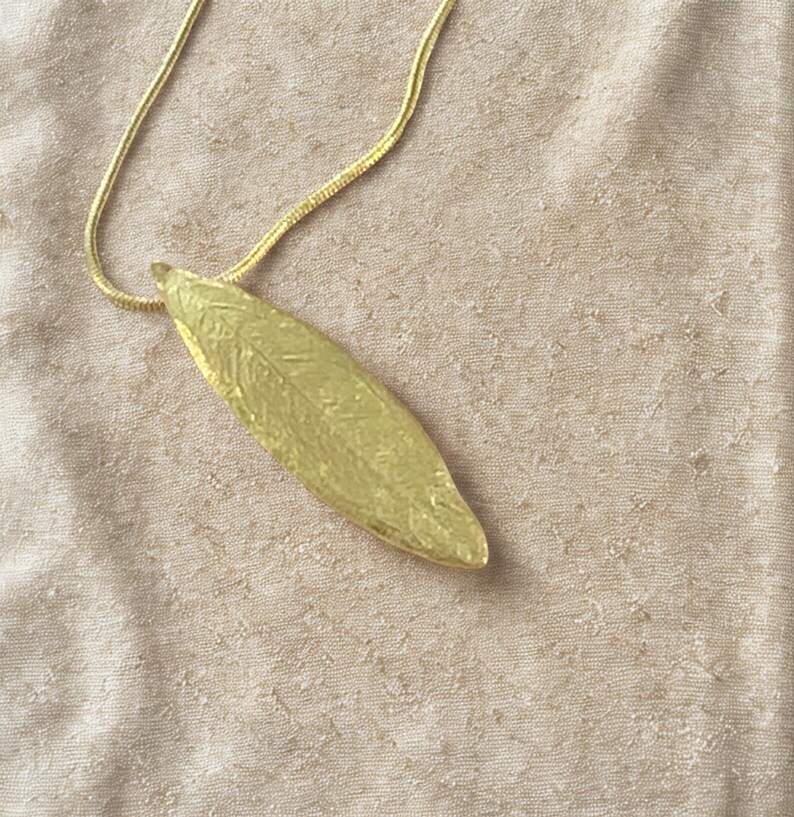 Lange goldene Olivenblatt Halskette, Natur Blätter, einzigartige Halskette, Blatt Schmuck, tägliche Halskette, Geburtstagsgeschenk für sie, Olivenblatt Anhänger Bild 3