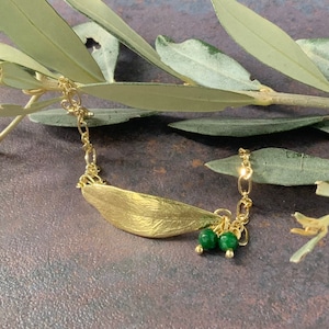 Gouden olijfbladarmband met groene kralen, het perfecte cadeau voor haar, geïnspireerd door de olijfbomen in de regio Galilea van het Heilige Land