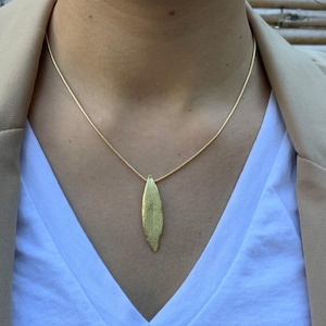 Lange goldene Olivenblatt Halskette, Natur Blätter, einzigartige Halskette, Blatt Schmuck, tägliche Halskette, Geburtstagsgeschenk für sie, Olivenblatt Anhänger Bild 1