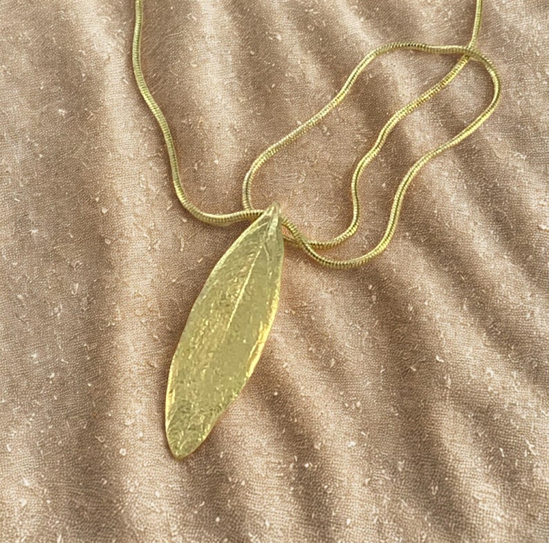 Lange goldene Olivenblatt Halskette, Natur Blätter, einzigartige Halskette, Blatt Schmuck, tägliche Halskette, Geburtstagsgeschenk für sie, Olivenblatt Anhänger Bild 2